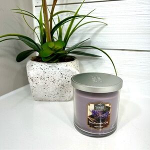 Yankee Candle Dried Lavender Oak in Soft Purple